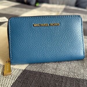 Michael KORS zippered Card Case.Blue color.